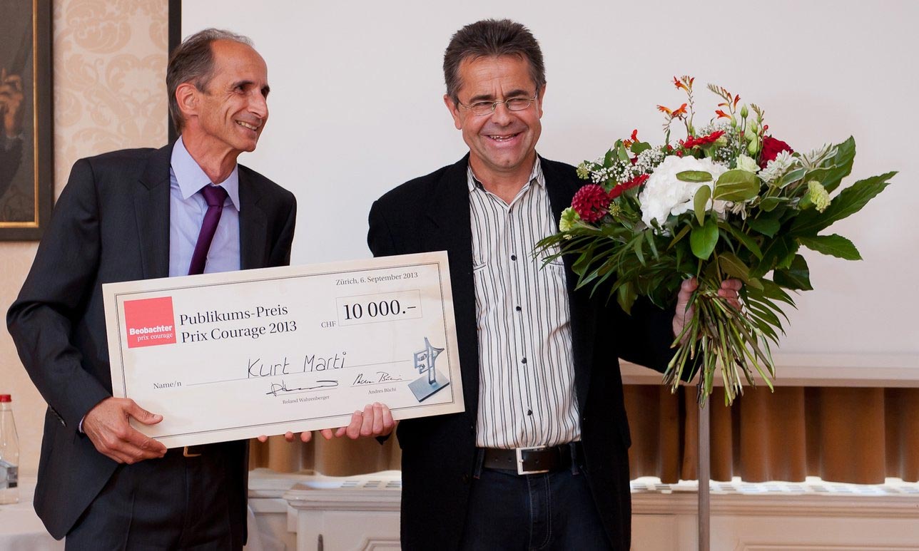 Beobachter Chefredaktor Andres Büchi überreicht Kurt Marti den Publikumspreis.